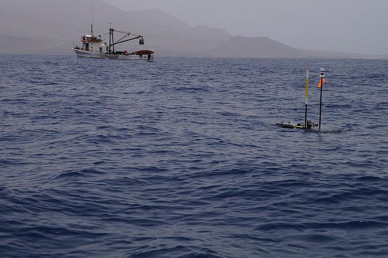 Ein autonomer Waveglider (vorne) auf Mess-Mission vor den kapverdischen Inseln. Foto: Björn Fiedler/GEOMAR (CC BY 4.0)