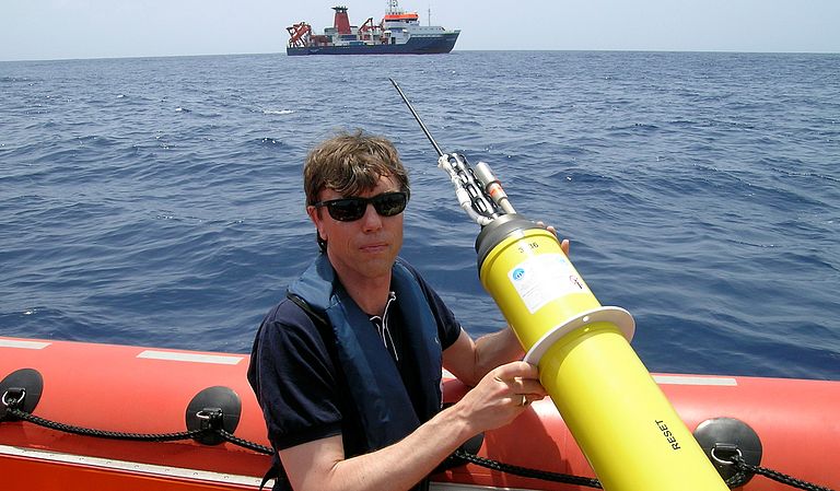 [Translate to English:] Martin Visbeck beim Aussetzen eines Tiefendrifters im tropischen Atlantik. Foto: GEOMAR.