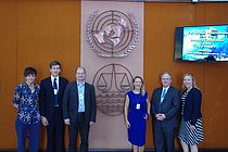 Die Wissenschaftlerinnen und Wissenschaftler des europäischen Projekts JPIO MiningImpact bei der Internationalen Meeresbodenbehörde ISA: (vl.n.r.) Prof. Dr.  Ann Vanreusel (Univ. Gent, Belgien), Dr. Daniel Jones (NOC Southampton, UK),  Dr. Matthias Haeckel (GEOMAR), Prof. Dr. Antje Boetius (AWI, MPI Bremen),  Dr. David Billett (ISA), Kristin Hamann  (GEOMAR). Foto: John Hanus, JPIOceans
