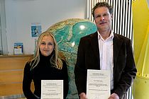 [Translate to English:] Award winner Lena Holtmanns and Dr. Uwe Krumme, representing Stefanie Haase