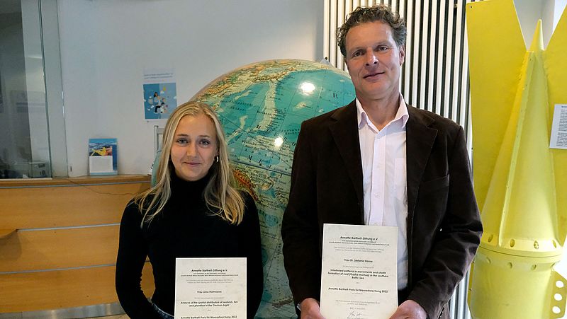 [Translate to English:] Award winner Lena Holtmanns and Dr. Uwe Krumme, representing Stefanie Haase
