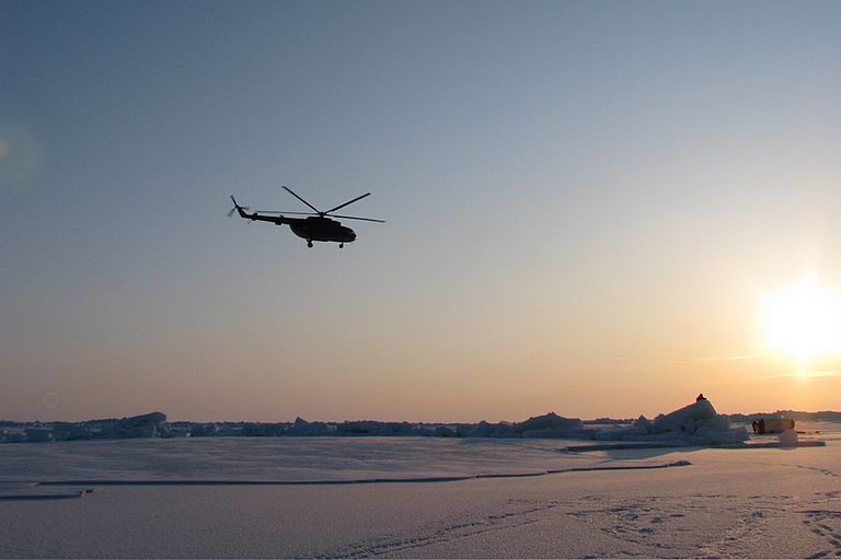 Per Hubschrauber gelangen die Wissenschaftler der Expedition TRANSDRIFT XX von der Hafenstadt Tiksi zu ihrem Arbeitsgebiet auf der Laptewsee. In dieser Woche begleitete sie eine Delegation der Deutschen Botschaft in Moskau. Foto: H. Kassens, GEOMAR