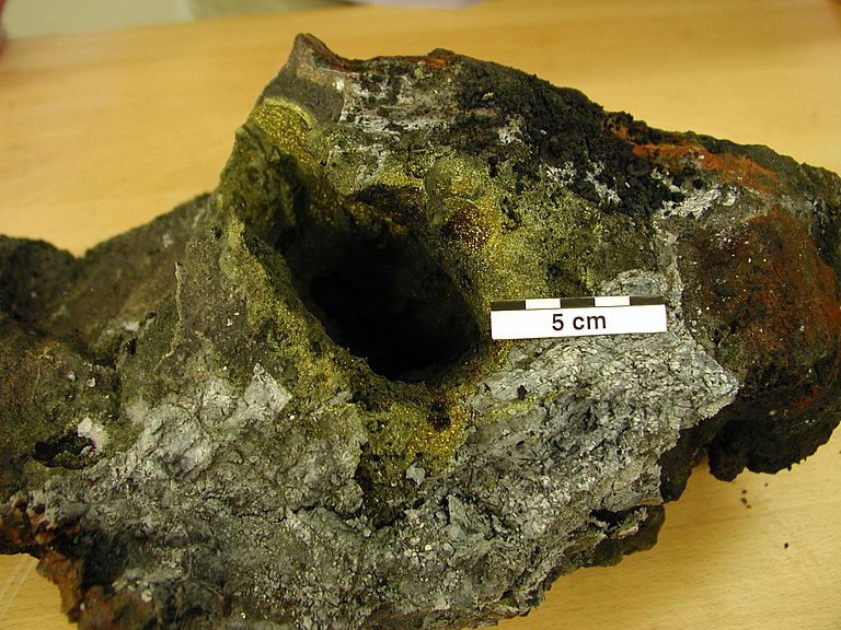 Vent of a black smoker. The yellow fringe is made up of gold filled copper sulfides, while the edges consist of zinc sulfides and other minerals. Photo: GEOMAR