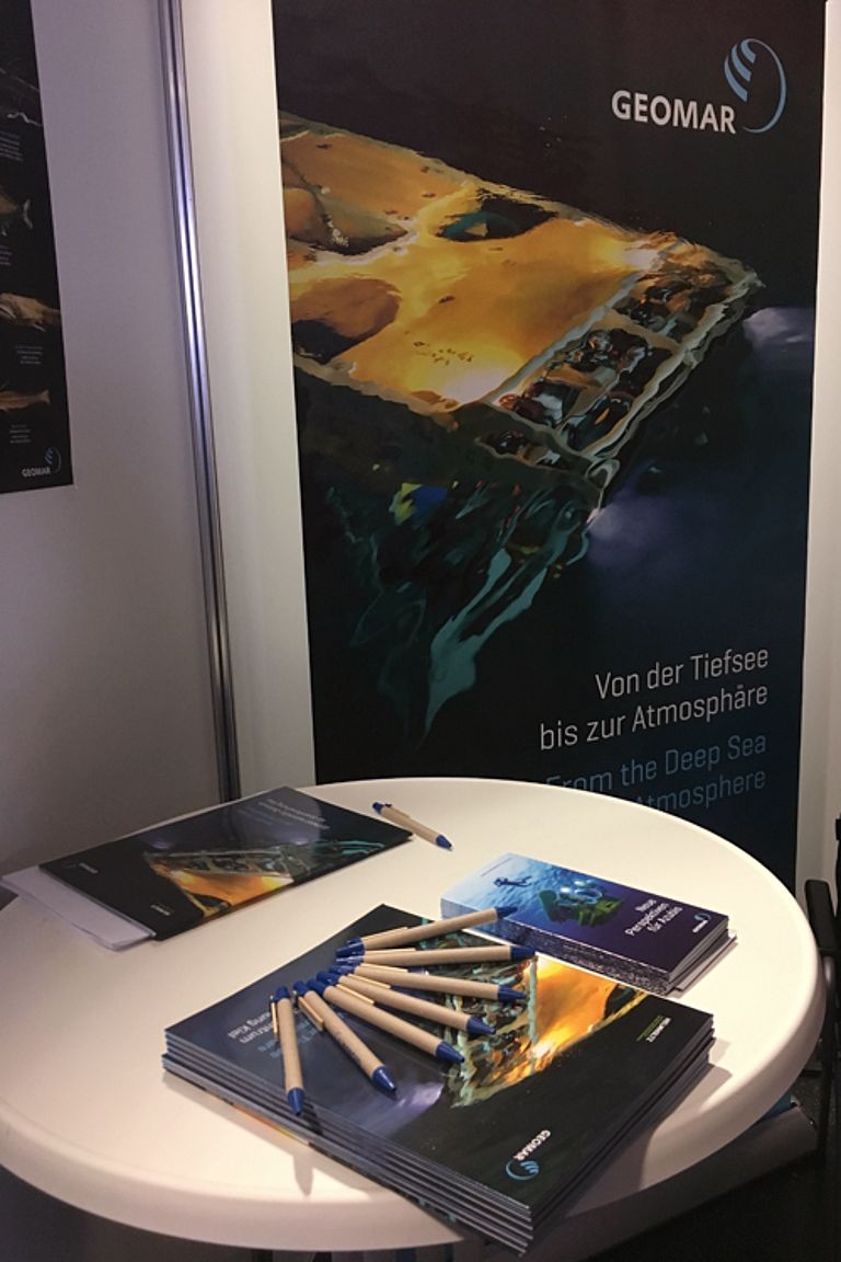 Der GEOMAR-Stand, auch mit dabei Lena Westphal, Marie Genger,  Sarah Hefner und Janpit Peters. Foto: GEOMAR