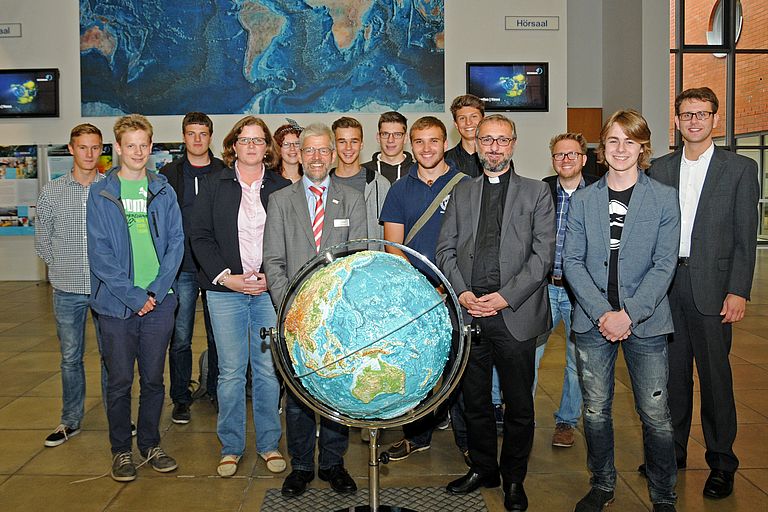 Der Hamburger Erzbischof Dr. Stefan Heße mit katholischen Jugendlichen aus Schleswig-Holstein wird von Dr. Andreas Villwock (GEOMAR) begrüßt. Foto: Jan Steffen, GEOMAR.