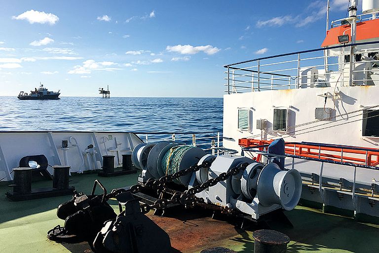 Das Forschungsschiff POSEIDON (Vordergrund) und das britische Forschungsschiff RRS JAMES COOK (Hintergrund) bei der Gasförderplattform Goldeneye vor Schottland während des Freisetzungsexperiments. Foto: Peter Linke / GEOMAR