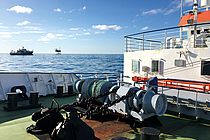Das Forschungsschiff POSEIDON (Vordergrund) und das britische Forschungsschiff RRS JAMES COOK (Hintergrund) bei der Gasförderplattform Goldeneye vor Schottland während des Freisetzungsexperiments. Foto: Peter Linke / GEOMAR