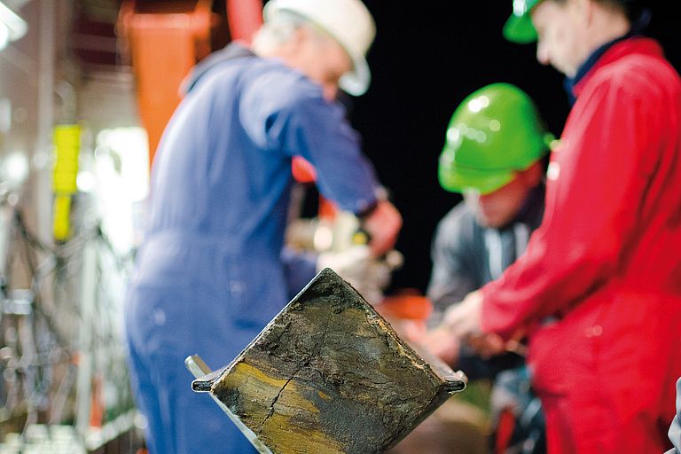 Wissenschaftler bearbeiten an Bord des Forschungsschiffes POSEIDON einen Sedimentkern. Foto: J. Steffen, GEOMAR