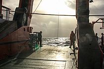 Sie Sonne bricht über der SONNE durch die Wolken.