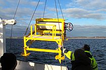 Der sensorbestückte COSYNA-Knoten für Boknis Eck wird vom Kieler Forschungskutter LITTORINA aus abgesetzt. Foto: Forschungstauchzentrum CAU