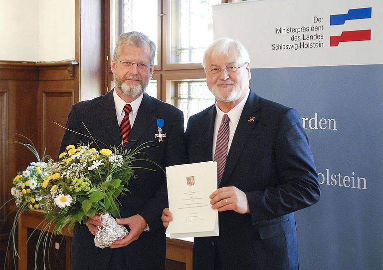 Prof. Peter Herzig mit Ministerpräsident Peter Harry Carstensen. Foto: Voesch.