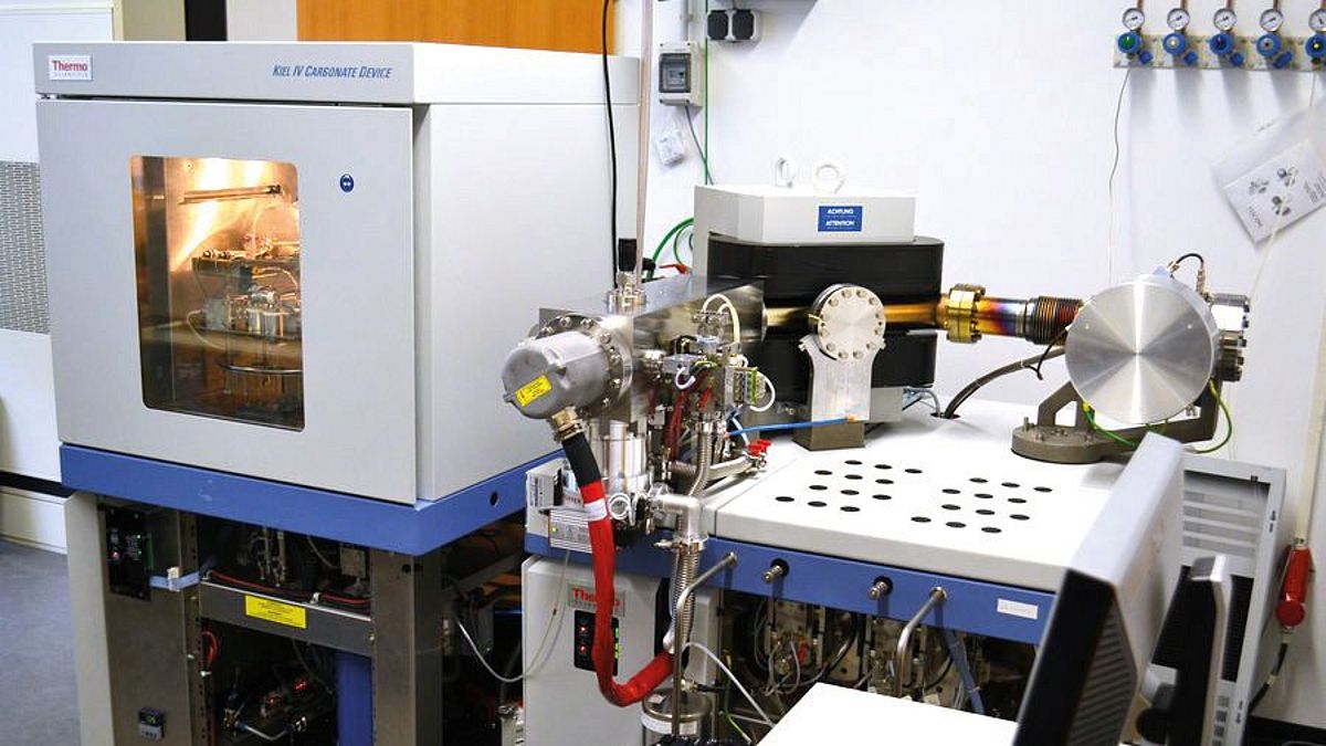 Ein Gasmassenspektrometer, mit dem stabile Sauerstoff- und Kohlenstoffisotope aufgrund ihrer unterschiedlichen Masse getrennt und bestimmt werden können. Foto: GEOMAR