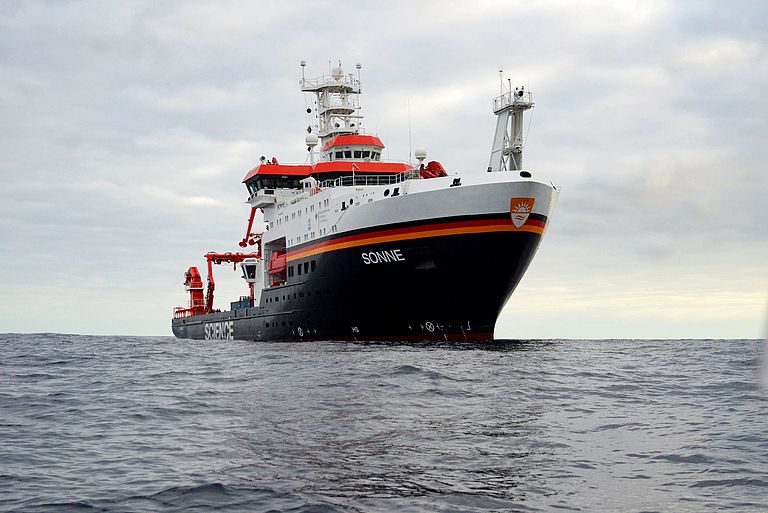 Das deutsche Forschungsschiff SONNE im Dezember 2015 vor der Küste Nordchiles. Foto: Jan Steffen/GEOMAR