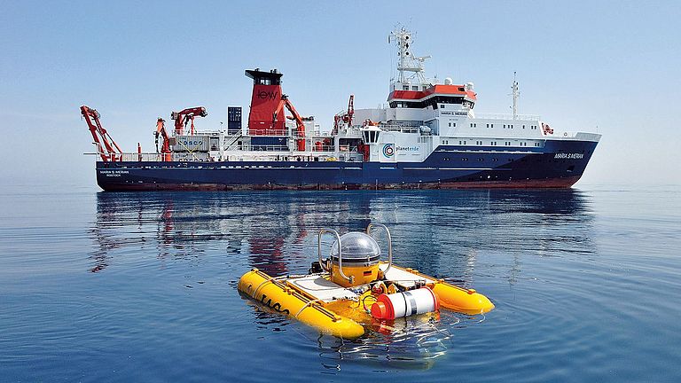 The research submersible JAGO in front of MERIAN in the Black Sea