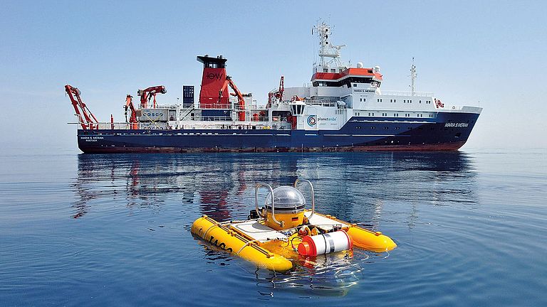 Das Forschungstauchboot JAGO vor MERIAN im Schwarzen Meer
