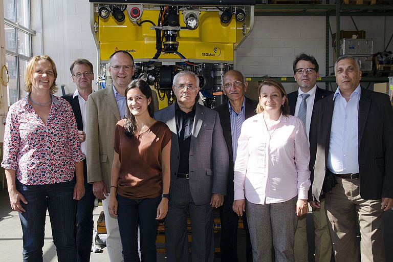 The visitors from Azerbaijan with their hosts from GEOMAR in front of the ROV PHOCA. Poto: J. Steffen, GEOMAR