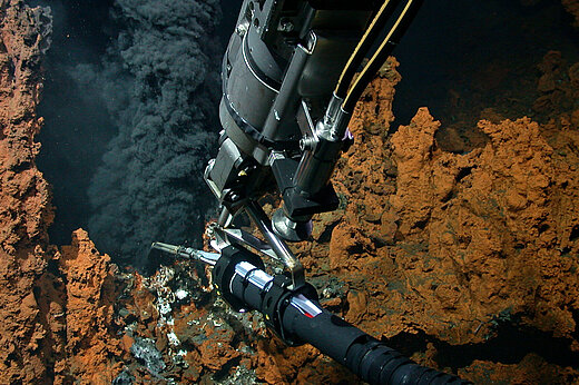 Greifarm an einem schwarzen Raucher 