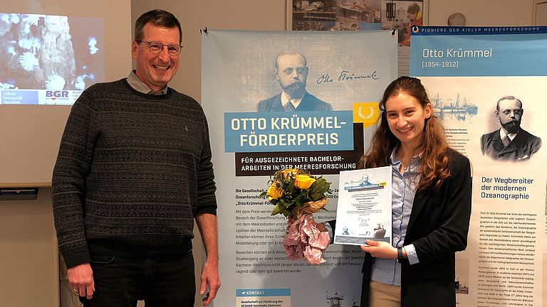 Übergabe Auszeichnung an Sophia Stavrakoudis