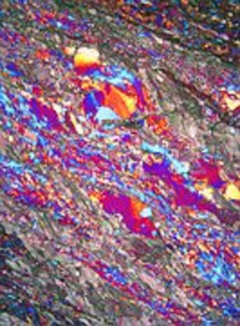 Vergleich von perspektivischen Kartenansichten der „Moresby Seamount Abschiebung“ unterschiedlicher Auflösung. A) klassische Qualität einer schiffsgestützten Echolotkartierung des nördlichen Moresby Seamount Berghangs. Die Auflösung beträgt 25 mal 25 Meter, die Oberfläche wirkt geglättet und nahezu gleichmäßig. Es sind keine strukturellen Besonderheiten, oder gar strukturgeologische Merkmale zu erkennen. B) Die neue AUV Karte der „Moresby Seamount Abschiebung“ mit einer Auflösung von 2 mal 2 Meter. Deutlich erkennt man eine einige Zehnermeter mächtige Abbruchkante. Oberhalb dieser Kante sieht man eine poliert wirkende Fläche, dabei handelt es sich um die direkte Oberfläche der „Moresby Seamount Abschiebung“. Etwas höher erkennt man zahlreiche Schuttfächer im Auslaufbereich kleinerer Erosionskanäle. Mithilfe der neuen AUV Karte, dieser Ausschnitt zeigt nur eine kleinen Bereich, konnten die Wissenschaftler zahlreiche neue strukturgeologische Merkmale der „Moresby Seamount Abschiebung“ dokumentieren. Grafik: Romed Speckbacher, IFM-GEOMAR, Daten: AUV ABYSS