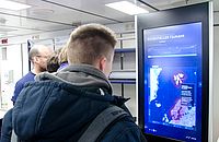 Das interaktive Poster des Exzellenzclusters "Ozean der Zukunft" informierte an Bord über Naturgefahren. (Foto: J. Steffen, GEOMAR).