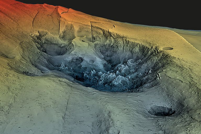 Eine erste Teilmenge der Daten spannt im Computermodell ein Netz über dem Niua South Krater auf, in welches weitere Modelle platziert werden. Visualisierung: T. Kwasnitschka / N. Augustin / Schmidt Ocean Institute / Nautilus Minerals
