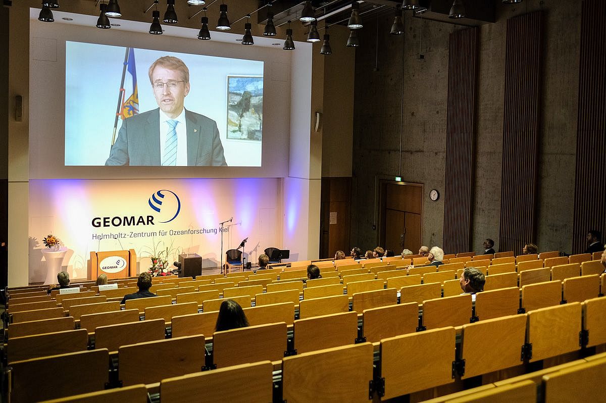 Auf der Projektsfläche im GEOMAR-Hörsaal läuft eine Videobotschaft von Ministerpräsident Daniel Günther. 