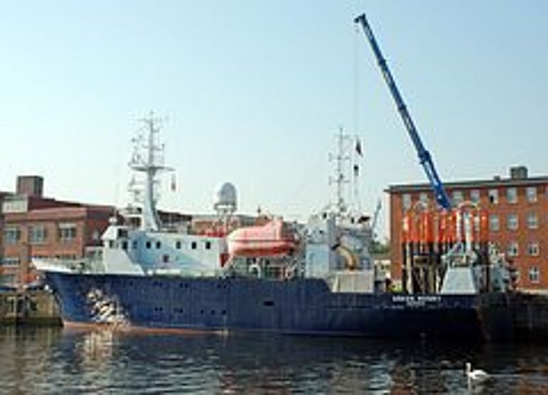 Das norwegische Forschungsschiff wird am Kieler Ostufer beladen. Foto: Maike Nicolai, IFM-GEOMAR