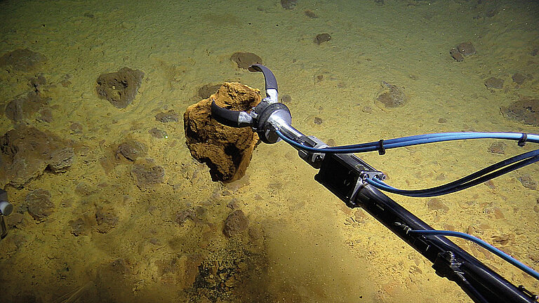 Probennahme am Unterwasser-Vulkan. 