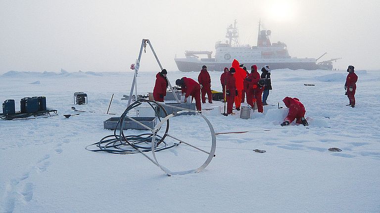 Wissenschaftler:innen beim Aufbau einer Station auf Arktischem Meereis