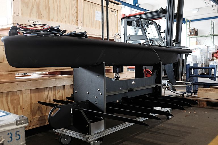 Im Technik- und Logistikzentrum des GEOMAR wird der Wave-Glider auf seine erste Mission vor der Küste des Omans vorbereitet. Foto: Jan Steffen, GEOMAR