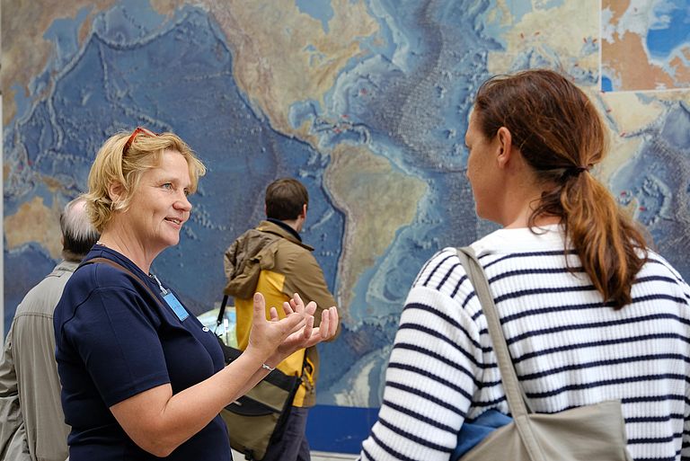 An Informationstischen werden den Besuchern tiefe Einblicke in die Meeresforschung ermöglicht. Foto: Jan Steffen/GEOMAR