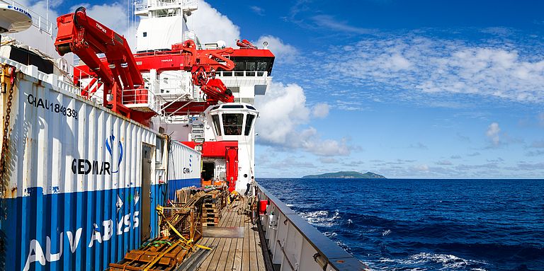 Erst im Januar hat das deutsche Forschungsschiff SONNE westlich von Tonga eine Expedition unter GEOMAR-Fahrtleitung durchgeführt, um Prozese bei der Bildung neuer Erdkruste zu untersuchen. Foto: Philipp Brandl/GEOMAR (CC BY 4.0)