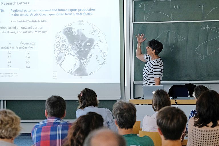 Anya M. Waite hält einen Vortrag im Rahmen der Marie-Tharp Lecture Series. Foto: Jan Steffen/GEOMAR