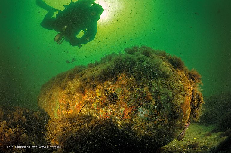 A research diver of the Christian-Albrechts-Universität zu Kiel in the western Baltic Sea is inspecting a torpedo head. Photo: Christian Howe