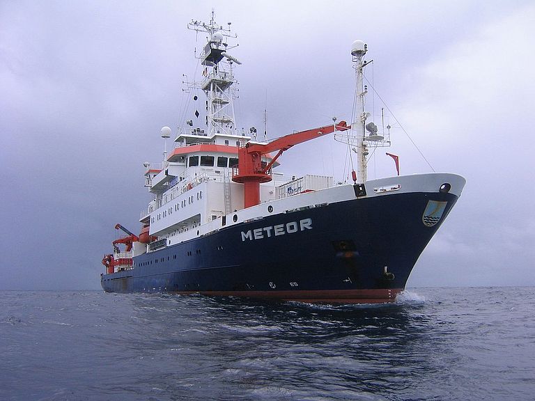 Das Forschungsschiff Meteor auf See. Foto: Peter Linke, IFM-GEOMAR