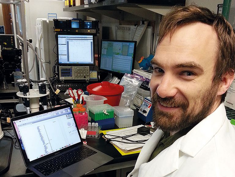 David Needham, der im Labor von Professorin Worden als Postdoc forscht, ist Erstautor der Studie über Choanoflagellaten und fand die Genomsequenz eines Riesenvirus in den einzelligen Räubern. Foto: Charlotte Eckmann