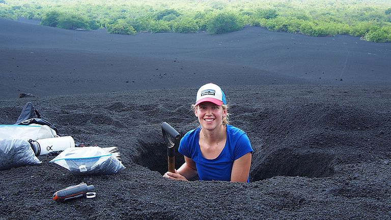 Dr. Anna Barth beim Sammeln von Proben der Ausbrüche des Vulkans Cerro Negro in Nicaragua