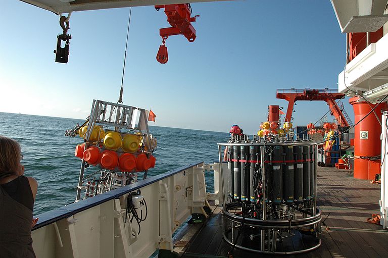 Aussetzen eines BIGO-Landers während der Expedition M92. Diese autonomen Unterwasserlabore können Auskunft über die Nährstoffe geben, die von internen Wellen den Kontinentalhang hinauf transportiert werden. Foto: Michael Schneider, FS METEOR.