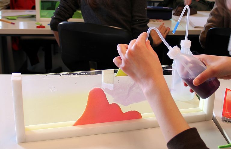 Auch Tankexperimente, die die Vermischung von Wassermassen verdeutlichen, stehen auf dem Programm des MINT-EC-Camps am GEOMAR. Foto: J. Dengg, GEOMAR