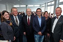 Dr. Ricarda Pietsch (AWI, ganz links) und Dr. Damian Areválo-Martínez (GEOMAR, 3.v.r.) erhielten meereswissenschaftlichen Preise der Annette-Barthelt-Stiftung. Prof. Dr. Joachim Krause (3.v.li.) nahm den staatsbürgerlichen Preis für das Institut für Sicherheitspolitik der CAU entgegen. Kiels ehemaliger Oberbürgermeister Norbert Gansel (2.v.li.), die Vorsitzende des wissenschaftlichen Beirats der Annette-Barthelt-Stiftung Prof. Dr. Heide Schulz-Vogt und der Stiftungsvorsitzende Prof. Dr. Wolf-Christian Dullo (re.) gratulierten. Foto: Jan Steffen, GEOMAR