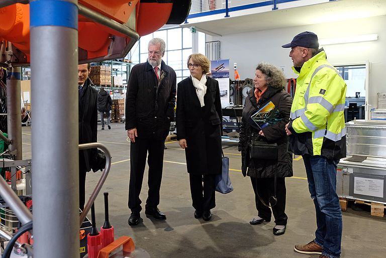 Im Technik- und Logistikzentrum besichtigt Anne-Marie Descôtes (2. v. li.) zusammen Catherine Rönnau, Leiterin des Instituts français Kiel, unter anderem autonome Tiefseelabore, sogenannte "Lander". Foto: Jan Steffen/GEOMAR