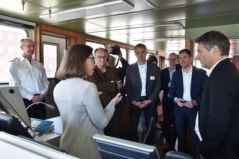 Minister Robert Habeck and GEOMAR researchers on board research vessel ALKOR.