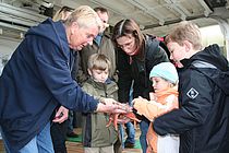 Ob der Seestern wohl piekt? Heidi Gonschior (links) zeigt den Nachwuchsforschern Meeresbewohner der Ostsee. Foto: A. Villwock, GEOMAR.