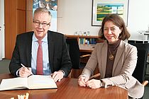 Botschafter Petter Ølberg mit GEOMAR Direktorin Professorin Katja Matthes. Foto: A. Villwock, GEOMAR.
