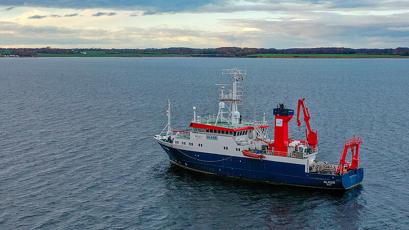 Ein mittelgroßes Forschungsschiff auf dem Wasser