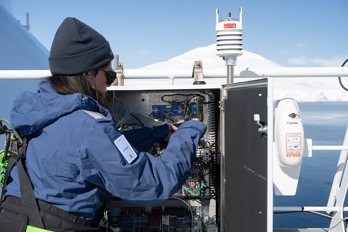 [Translate to English:] working on board of Fridtjof Nansen