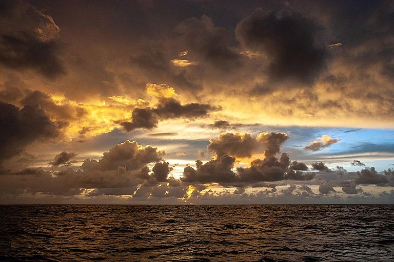 Meeresoberfläche und Wolken. Photo: Mark Lenz