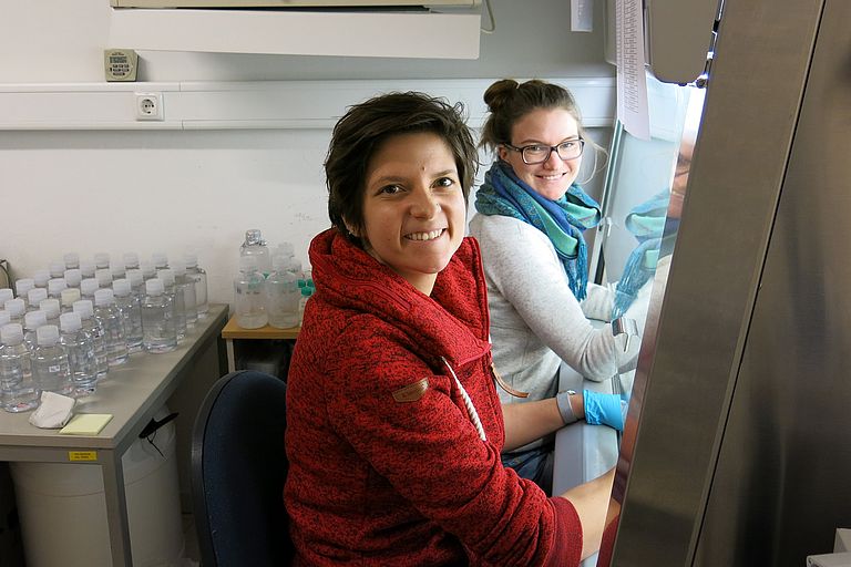 Die beiden Erstautorinnen Luisa Listmann und Giannina Hattich im Labor. Foto: Xupeng Chi, GEOMAR