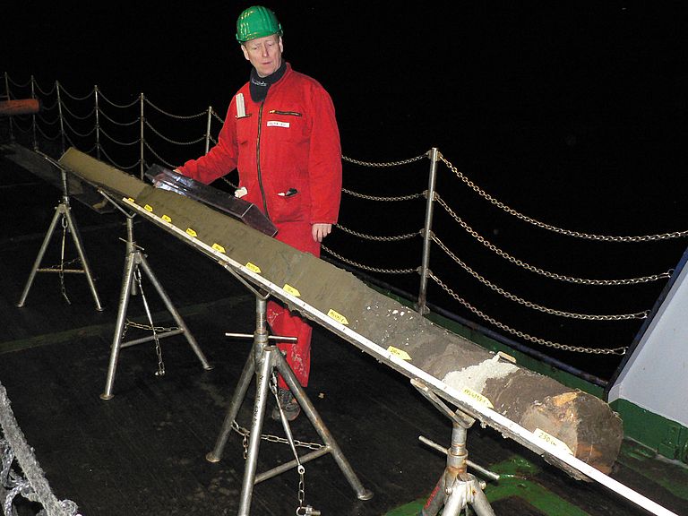 Dr. Henning Bauch examines the sediment core from the Baltic Sea. Photo: GEOMAR, R. Spielhagen