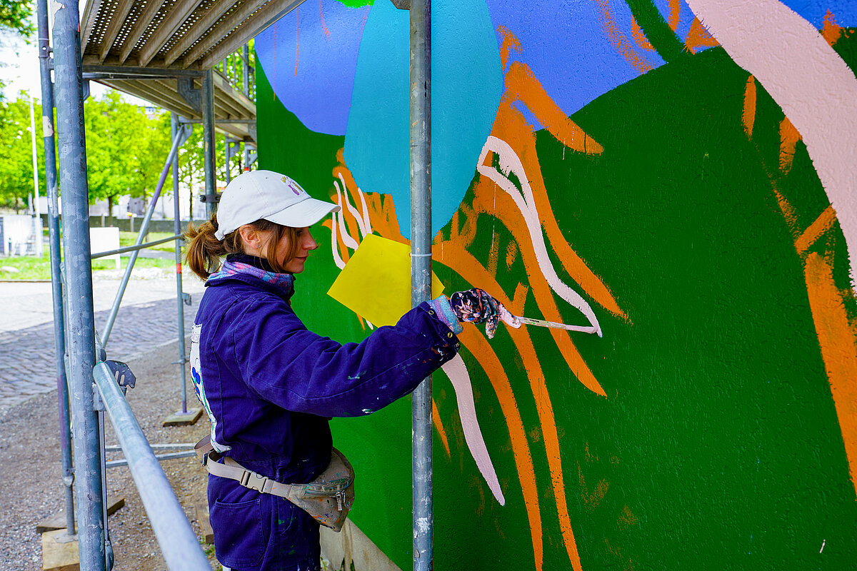 Die Illustratorin Marina Friedrich hat für die Wandgestaltung ihre eigenen Entwürfe mit denen der Grundschulkinder verbunden. Foto: Julia Gehringer, GEOMAR